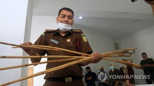 공개 태형에 사용되는 라탄 회초리[EPA=연합뉴스]